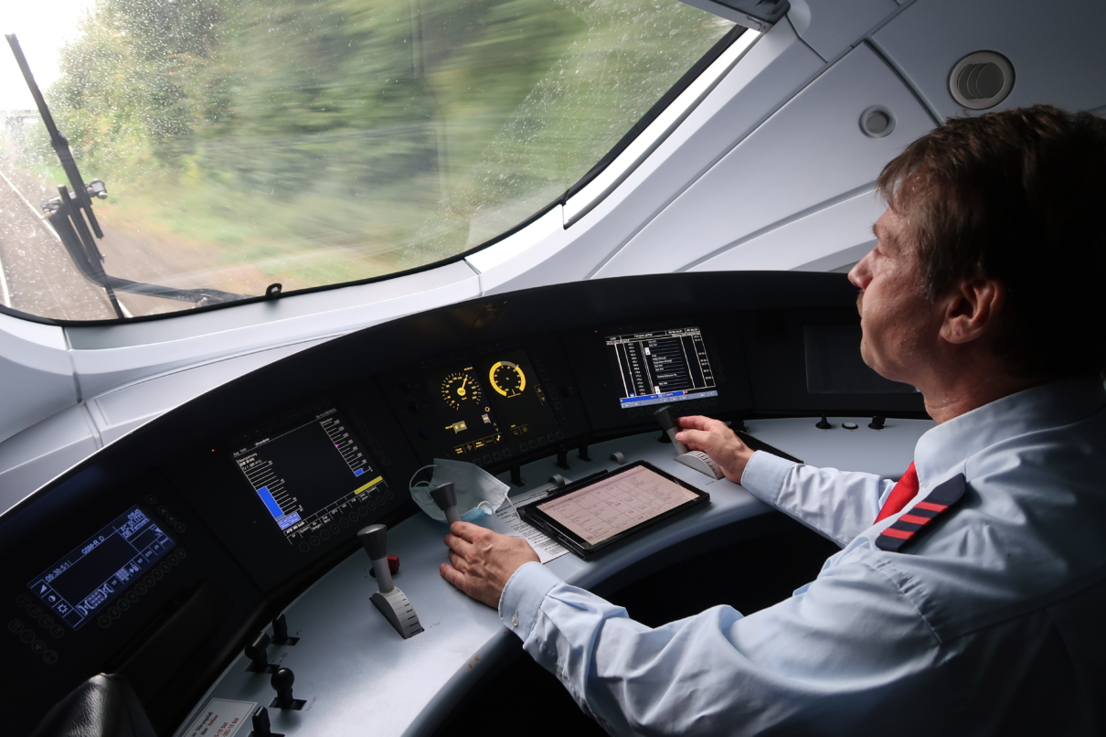 Lokführer Martin Mallek sitzt im Cockpit seines ICE. (Foto: Rüdiger Jope)