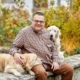 Roy Gerber mit seinen Hunden. (Foto: Reto Schlatter)