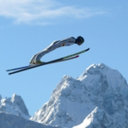 Sven Hannawald springt Ski vor der Kulisse der Zugspitze. (Foto: Christof Stache)